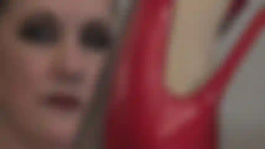 Saltos altos vermelhos te deixam sem fôlego. Cada pensamento seu é preenchido com o desejo intenso de beijar e lamber os saltos da sua amante.