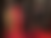 Senhora de látex vermelho e preto. A saia está ficando mais curta, depois troquei para uma minissaia preta, seguida por meias de renda de náilon branco sobre látex. Que tesão!