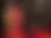 Senhora de látex vermelho e preto. A saia está ficando mais curta, depois troquei para uma minissaia preta, seguida por meias de renda de náilon branco sobre látex. Que tesão!