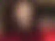 Enquanto você se ajoelha em frente às suas pernas de náilon brilhantes, a senhora provoca seu pau latejante de escravo com um chicote de montaria.