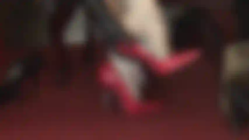 Viciada em saltos altos - você é uma completa fanática por saltos altos. A senhora alimenta seu vício com seus pés de meia-calça e saltos agulha.