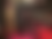 Uma senhora vestida em couro preto.