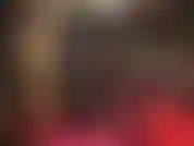 Uma senhora vestida em couro preto.