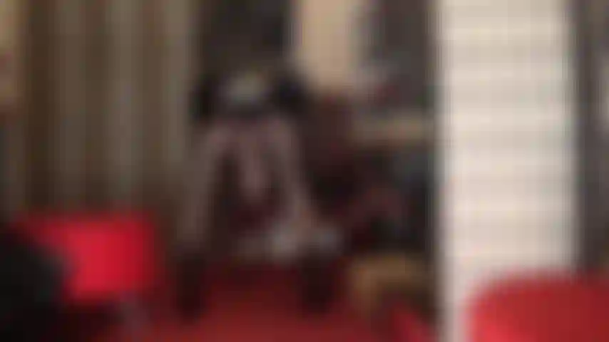 A mistress faz você querer um pau - quanto mais ela provoca com seu corpo, com aquele pau enorme e carnudo balançando entre suas pernas, mais você o quer.