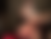 Eu sei que você ama meias-calças sedosas... Seu pau fica excitado enquanto eu acaricio minhas maravilhosas pernas longas cobertas de náilon com as mãos nuas e uma meia de náilon preta colocada sobre minha mão.