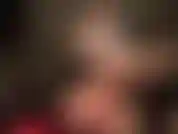 Eu sei que você ama meias-calças sedosas... Seu pau fica excitado enquanto eu acaricio minhas maravilhosas pernas longas cobertas de náilon com as mãos nuas e uma meia de náilon preta colocada sobre minha mão.