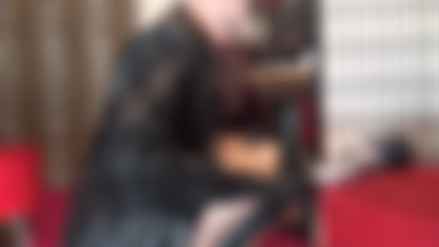 Vestida de couro com uma grande cinta-liga branca - a amante vivian está vestida toda de couro preto balançando seu pau grande. Você está pronta para uma boa trepada?