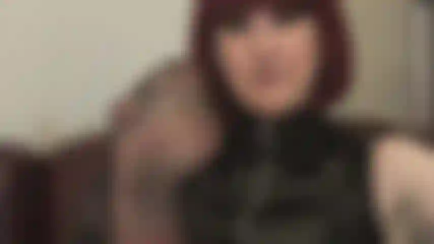 Cheire meus pés e axilas de meia-calça - a senhora vivian deixou você viciado em seu perfume, seus pés de náilon úmidos e perfumados e suas axilas suadas.