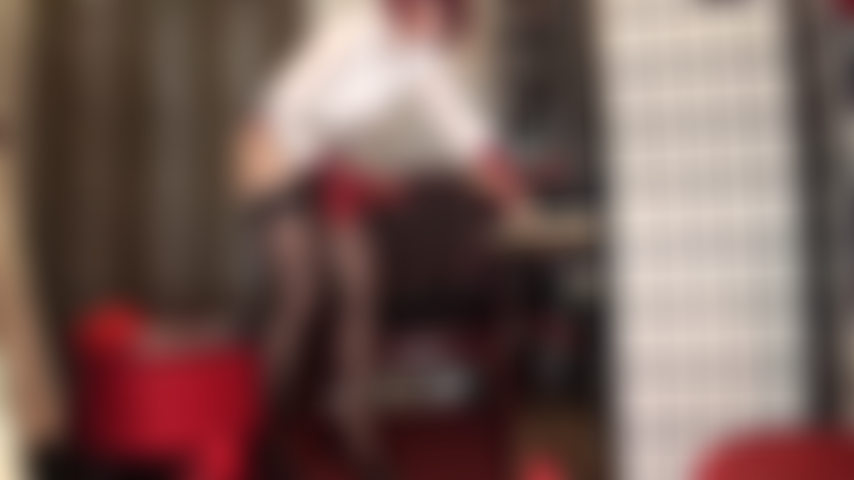 Coberta de meias vermelhas, assando e assando no espeto com uma cinta-liga preta e grossa. Paus grandes te pegam de ambos os lados.