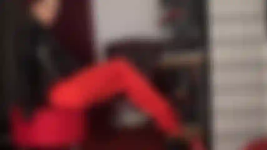 Pernas e decote - pernas lentas e sensuais provocam em meias de lycra vermelhas brilhantes e zíper sedutor provocando o body da amante.