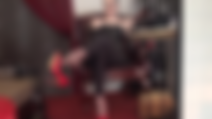 Dominando os pés e usando cinta-liga - os pés da amante te fazem implorar por um pau grande e preto. O cheiro dos seus pés de náilon perfeitos te deixa fraco e excitado, sua bunda de vagabunda ansiando por um pau preto grande.