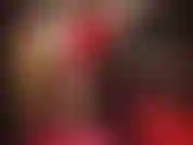 Com fetiche por cetim e peruca loira - a amante compartilha seu fetiche por cetim macio e sedoso usando uma blusa de cetim vermelho sexy e minissaia.