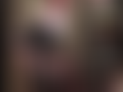 Jogo cuspe e um pau preto enorme de 43 centímetros para minhas putas anais. Bebo meu cuspe, me curvo, pego minha enorme cinta-liga e dou um tapa no seu pau duro de escravo.