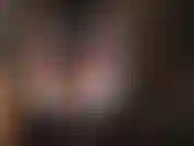 Com shorts curtos de spandex, meia-calça brilhante e meias finas, e botas de cano alto.