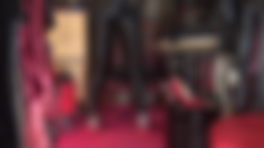 Adoro cetim - a amante fica maravilhosa toda de cetim, com calças pretas brilhantes, blusa e luvas.