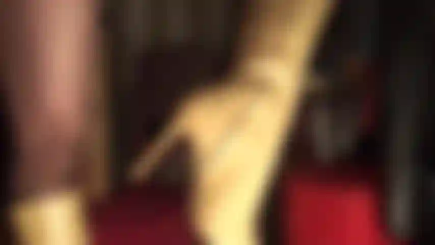 Lindas botas de couro bege, luvas, meia-calça preta e um vestido de pvc justo e sensual para deixar você completamente louco.