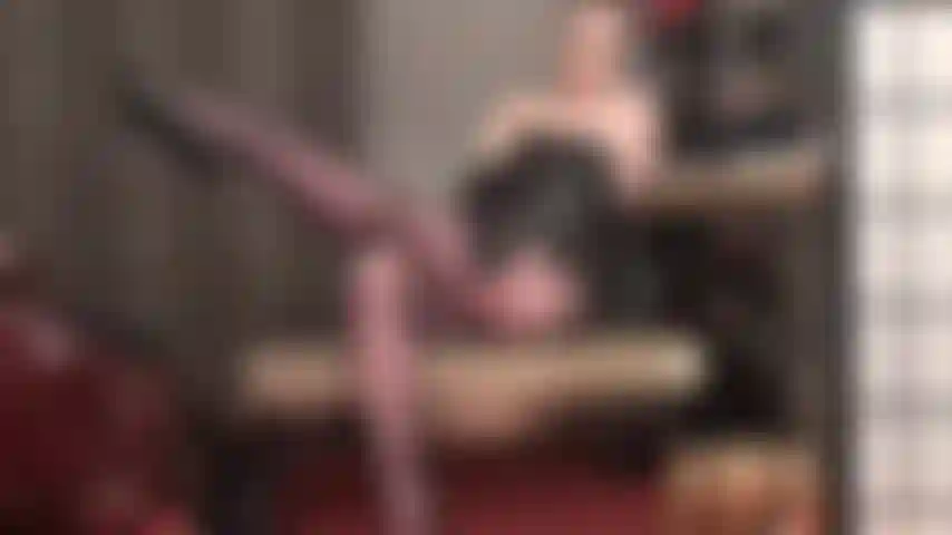 A senhora vivian é incrivelmente sedutora de meia-calça, espartilho de couro e luvas.