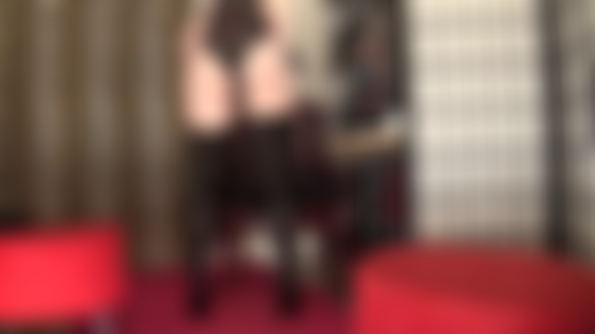 Fetichista de borracha, botas de látex, strapon e adoração de bunda - sua deusa vestida com tiras de borracha pretas apertadas em seu pau e o masturbando em sua boca com sua bunda bem na sua cara.