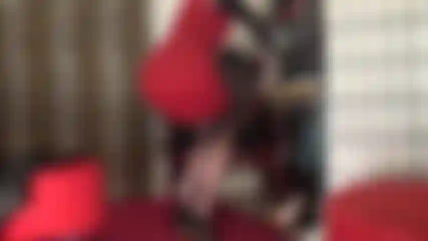 Punheta em meias de seda e saltos altos.