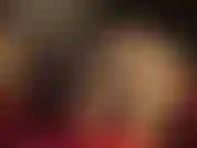 Bunda, pernas e pés em camadas de meia-calça e meias brilhantes.