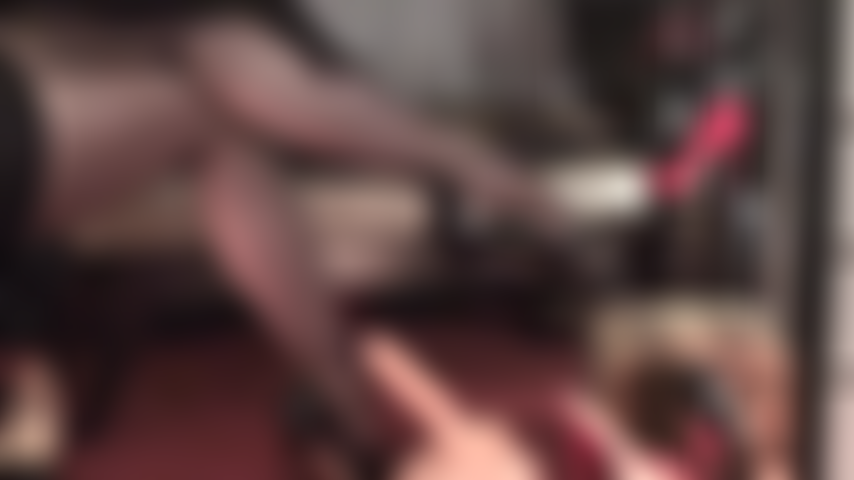 Pernas e pés fabulosos em meia-calça com costura e saltos pretos fazem seu pau implorar por atenção.