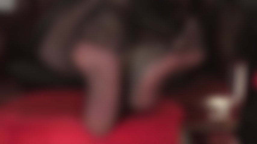 Tornozelos cruzados, meia-calça reforçada, fetiche por pés, salto alto, balançando e luvas de couro.