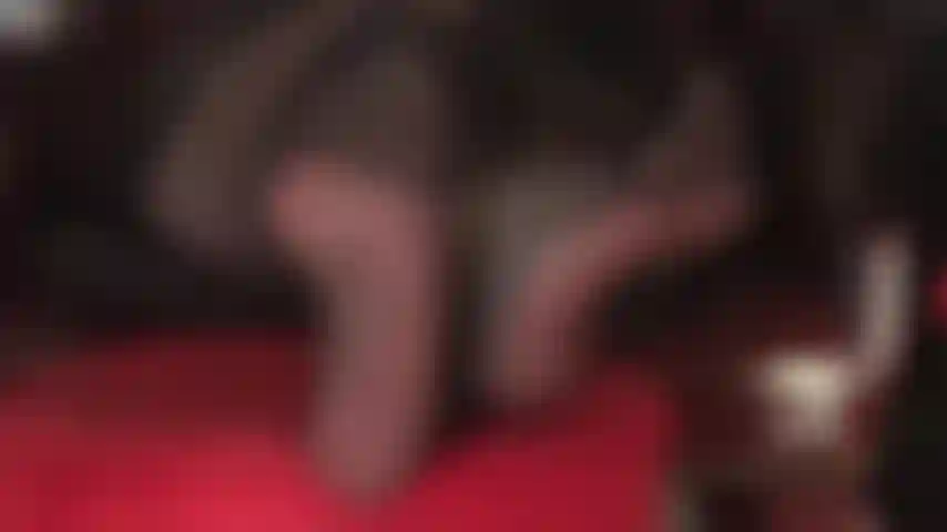 Tornozelos cruzados, meia-calça reforçada, fetiche por pés, salto alto, balançando e luvas de couro.