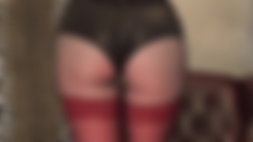 Adorando bundas em shorts curtos de lycra e camadas de meia-calça preta com meias de renda vermelha por cima. Você adora o visual desses shorts pretos brilhantes e justos grudados na minha bunda redonda.