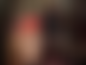 Shorts de cetim vermelho brilhante, parte 1/2 - combinados com diferentes pares de meias de nylon com renda e botas - meias brancas com botas altas brilhantes e botas de couro até o joelho, meias pretas com costura e saltos.