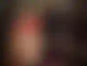 Shorts de cetim vermelho brilhante, parte 1/2 - combinados com diferentes pares de meias de nylon com renda e botas - meias brancas com botas altas brilhantes e botas de couro até o joelho, meias pretas com costura e saltos.