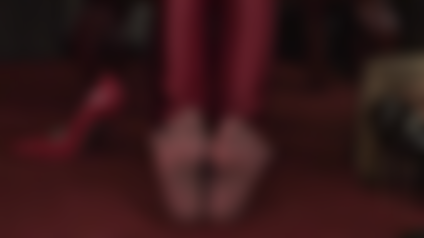 Fetiche por pés de meia-calça - explorando seu vício por pés de náilon. O foco está nos pés de meia-calça marrom super transparentes da minha amante.