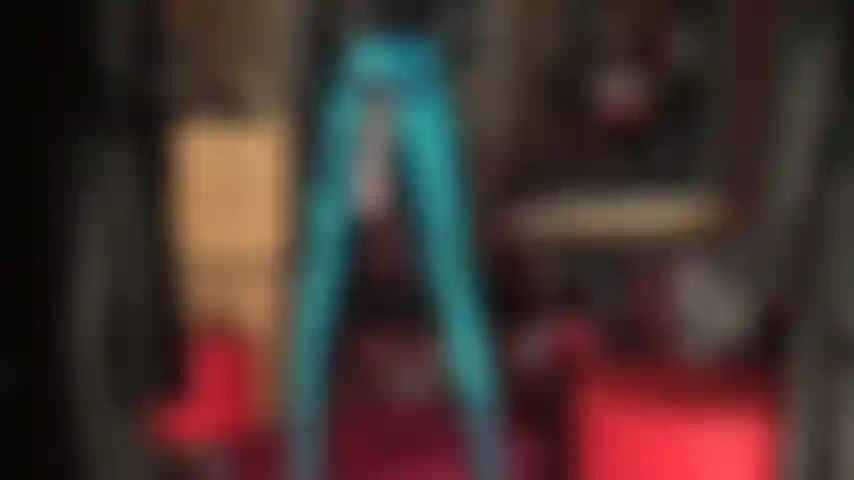 Adoro cetim e domino com strapon - enquanto a amante vivian veste suas calças de cetim azul brilhante e troca para luvas de cetim diferentes, ela acaricia seu grande pau e provoca com sua bunda e pernas.