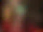 O corpo nu da senhora em látex apertado e minúsculo...