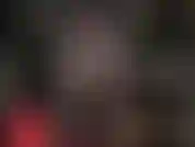 Calcinha de renda vermelha por baixo de meia-calça preta.