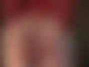 Tease, com uma tanga de látex vermelha brilhante. Meu deus!