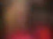 Com botas vermelhas plataforma sensuais e uma meia-calça arrastão com costura ainda mais sensuais para uma sessão de adoração de pernas e bunda muito quente!