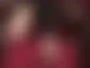 Descalça, balançando sapatilhas.