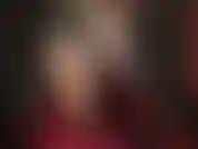 Pernas de meia-calça em saia curta de vinil com botas de cadarço, e sem.