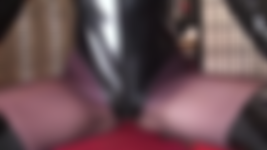 Uma fetichista com um body de pvc brilhante e botas de cano alto, que ordenha seu pau. Que faz facesitting, meia-calça, terapia cognitivo comportamental (tcc), luvas de couro, punheta, adoração anal.