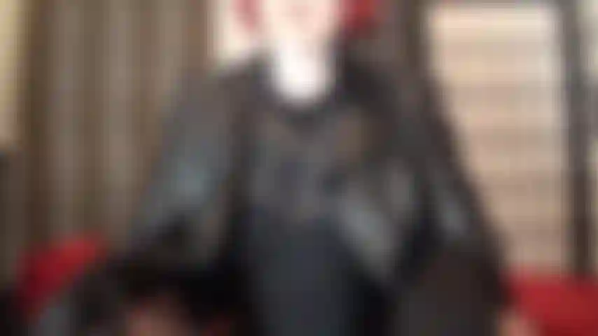 Com pernas longas e justas, seios pequenos e uma bunda perfeita em um body fio dental. Me acaricio enquanto admiro minhas curvas incríveis.