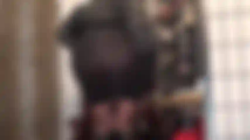 O vestido é tão transparente... Vistas por cima da saia, provocando com meia-calça em um vestido preto apertado.