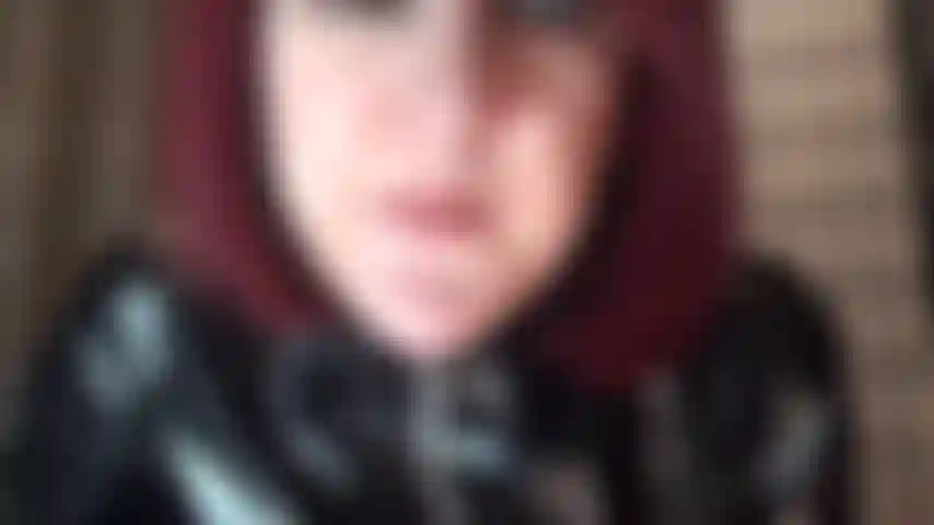 Fetiche por cuspe, meias-ligas com costura, pvc e cinta-liga preta gigante.