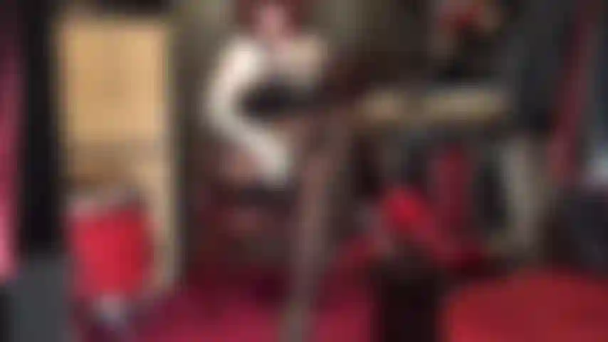 A senhora puxa uma meia branca sobre o braço, incentivando você a se masturbar enquanto ela empurra sua cinta-liga entre as pernas cruzadas. Ela exige que você abra a boca e goze em todo o seu rosto.