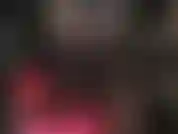 A senhora vivian, vestida em pvc brilhante, com botas altas de amarrar e um enorme pau branco que você deve adorar.