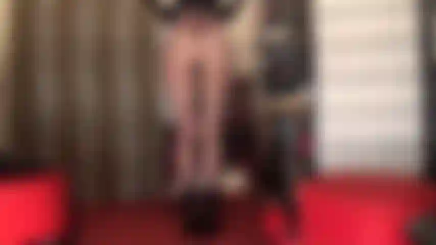 Adoro as curvas incríveis da amante em um par fino de meia-calça preta combinada com botas curtas - aquele tipo de visão que você simplesmente não consegue resistir enquanto a amante provoca com sua bunda linda e pernas longas.