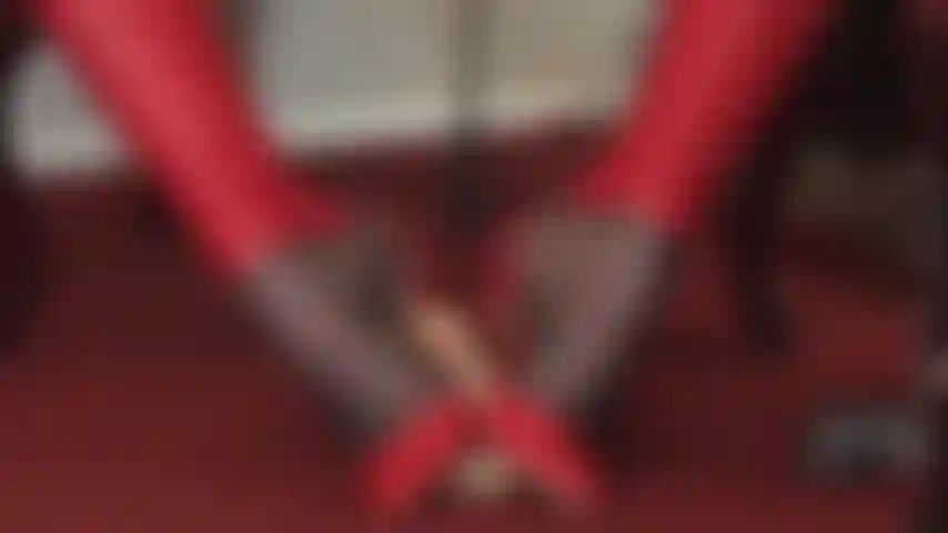 Você conhece o seu lugar — seu intenso amor e devoção aos pés da senhora vivian são inegáveis. É aqui que você pertence.