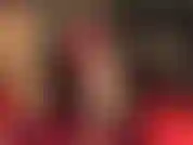 A senhora balança mulas de couro, mostra seus pés sensuais de meia-calça brilhante e lentamente provoca um pau em sua mão.