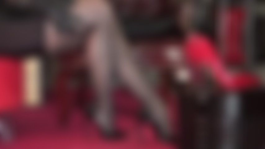 Fraca por pernas e saltos altos - pernas cruzadas e esticadas em meias-calças sensuais, em sapatos sensuais, que te deixam de joelhos. A senhora usa sapatos pretos brilhantes clássicos, seguidos por plataformas de tiras sensuais.