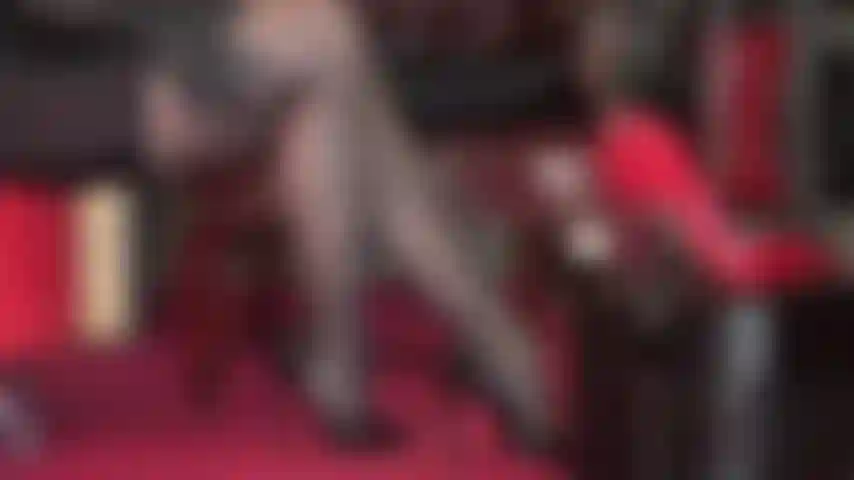 Fraca por pernas e saltos altos - pernas cruzadas e esticadas em meias-calças sensuais, em sapatos sensuais, que te deixam de joelhos. A senhora usa sapatos pretos brilhantes clássicos, seguidos por plataformas de tiras sensuais.