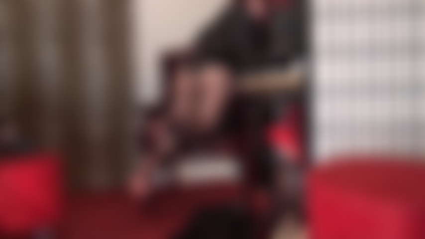 Um par de meias-calças pretas com costura - as curvas de náilon da amante são inegavelmente sensuais.